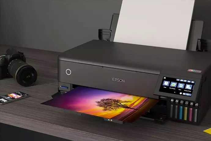 Billede af Epson Ecotank printer i f&aelig;rd med at printe et billede
