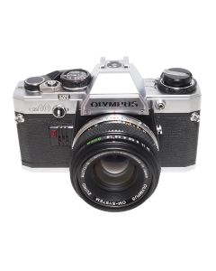 Brugt Olympus OM‑10 med Zuiko 50mm f/1,8 set forfra