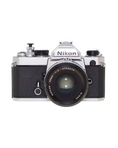 Nikon FM i krom med 50mm 2.0 samt softudløser set forfra