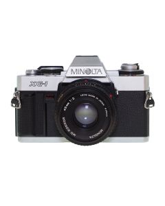 Minolta XG-1 i krom med MD Rokkor 45mm f/2.0 forfra