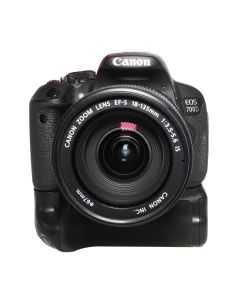 Canon EOS 700D med EF‑S 18‑135mm IS og batterigreb, brugt