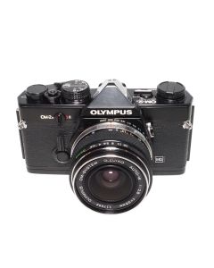 Olympus OM‑2n sort med Zuiko 35mm f/2,8, brugt set forfra
