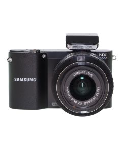 Samsung NX1000 med 20-50mm II og original flash forfra, flash slukket