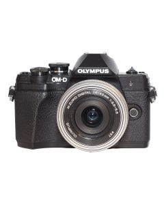 OLMPUS E-M10 Mark III m. 14-42mm EZ zoom, forfra