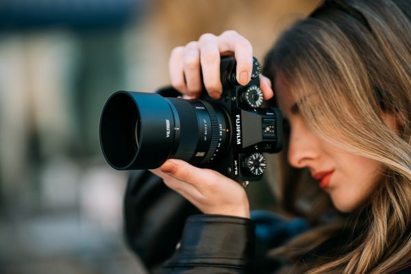 Fotograf der anvender Viltrox AF 90mm 2,2 EVO på et Fuji XF kamera