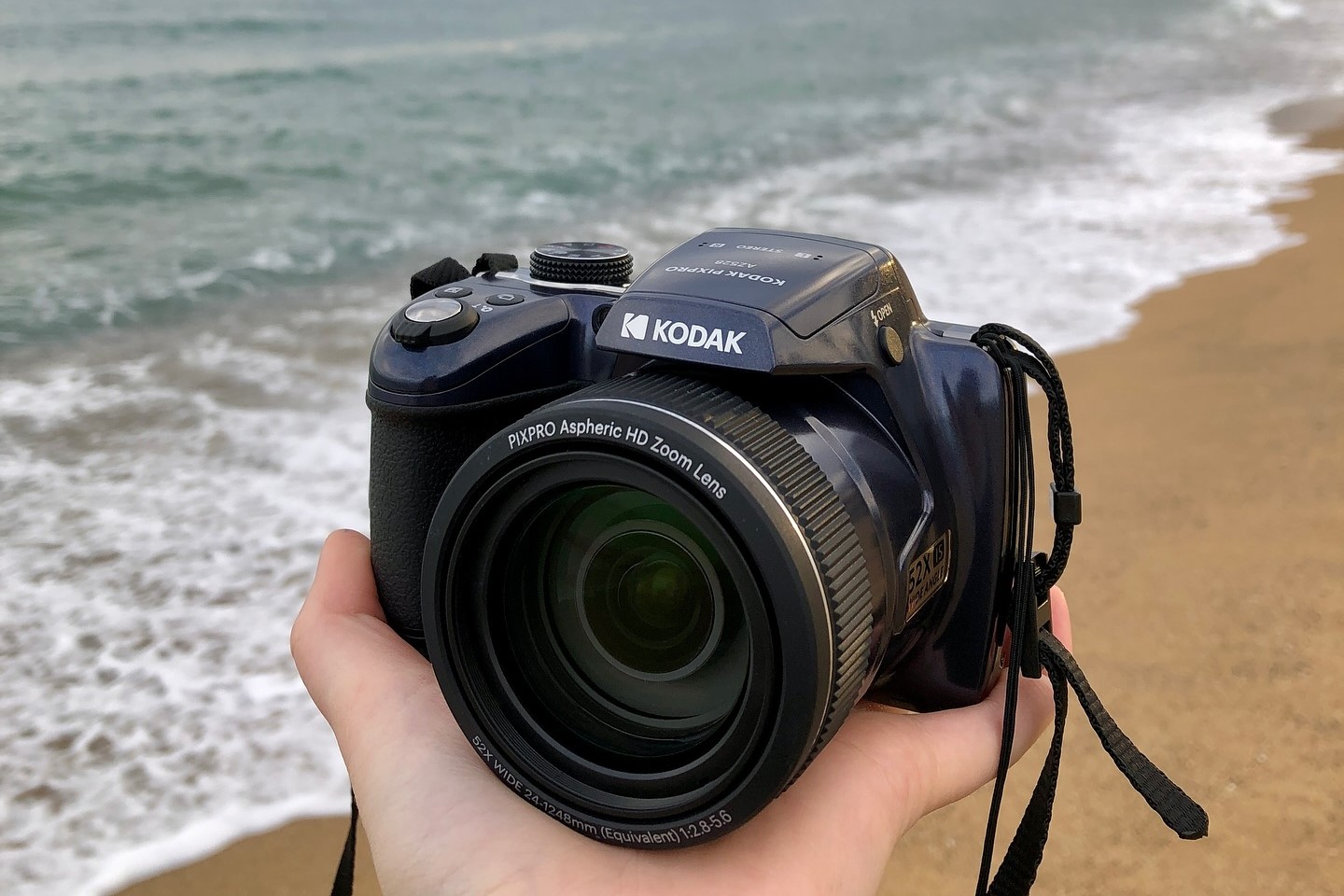 billede af h&aring;nd der holder et Kodak AZ528 kamera