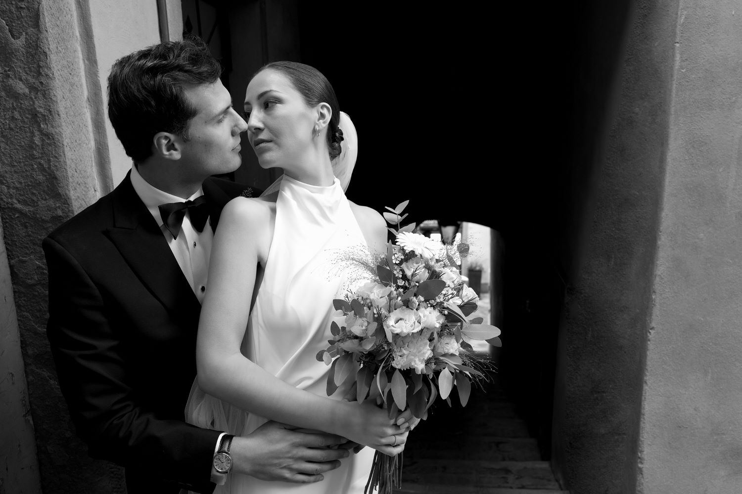 Sot/hvid billede af brudepar