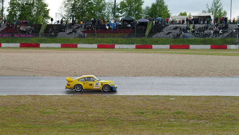 Bil på racerbane