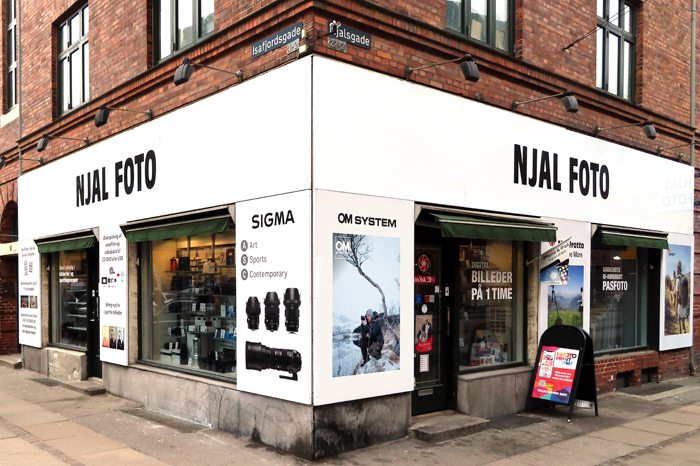 Njal Foto's facade set fra Njalsgade. Klik p&aring; billedet og kig inden for.