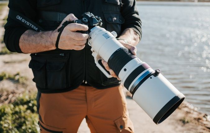 Billede af fotograf der holder et OM-1 Mark II kamera med 150-400mm F74.5