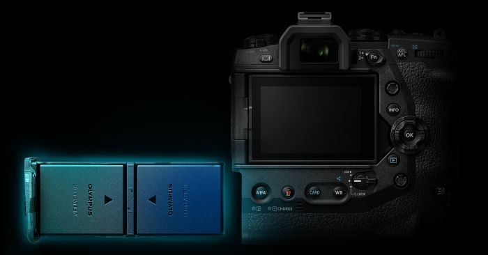 Billede af OM-D E  M1X dobbelt batteri monteret p&aring; kamera