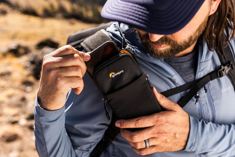 Viser en person der tager sin telefon op af et etui