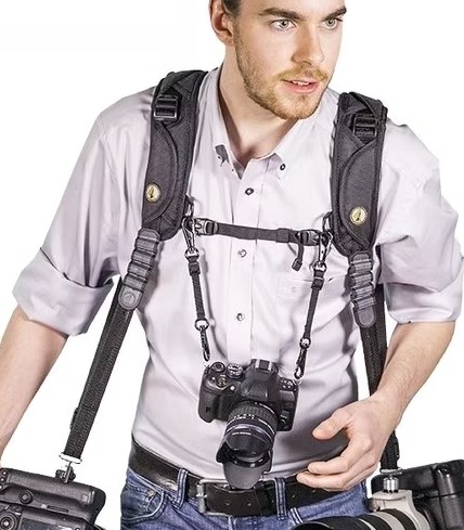 Fotograf  der b&aelig;rer 3 kameraer monteret i Sun-sniper rem system 