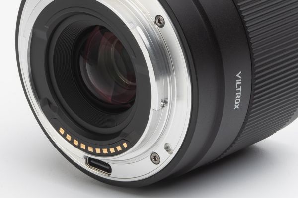 Viltrox AF 20mm 2,8 set fra bunden med bajonet og USB slot synligt