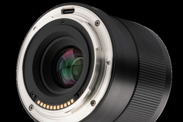 Viltrox AF 20mm 2,8 set fra bunden med bajonet og USB slot synligt
