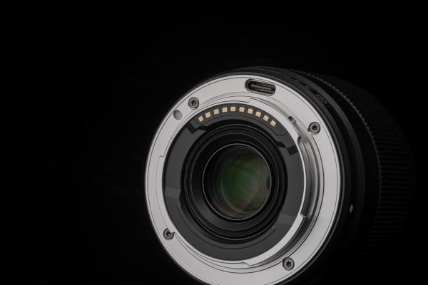 Viltrox AF 25mm 1,7 set fra bunden med bajonet og USB slot synligt