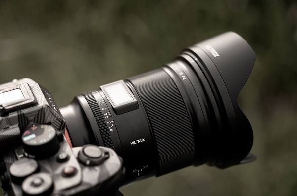 Billede af Viltrox AF 16mm f/1,8 monteret på Sony E kamera
