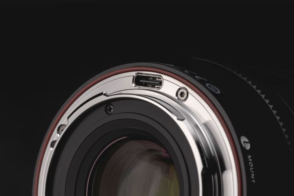 Billede af bajonetten på Viltrox 16mm f1,8 - hvor man ser USB stikket til firmwareopgradering