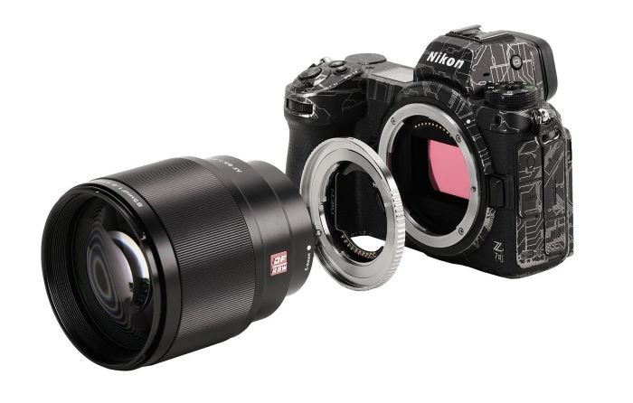 BIllede der viser et objektiv med anden kameramount blive monteret p&aring; et Nikon kamera via en Viltrox adapter