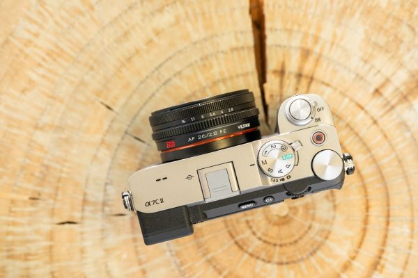 Viltrox Af26mm f/2,8 EVO monteret på Sony AX 7 CII kamera