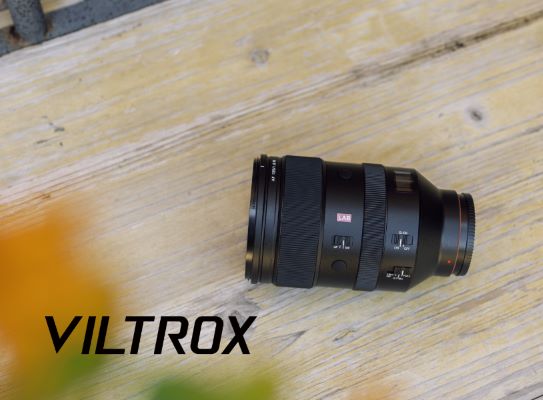 Billede af Viltrox logo og objektiv der sv&aelig;ver over en lava str&oslash;m