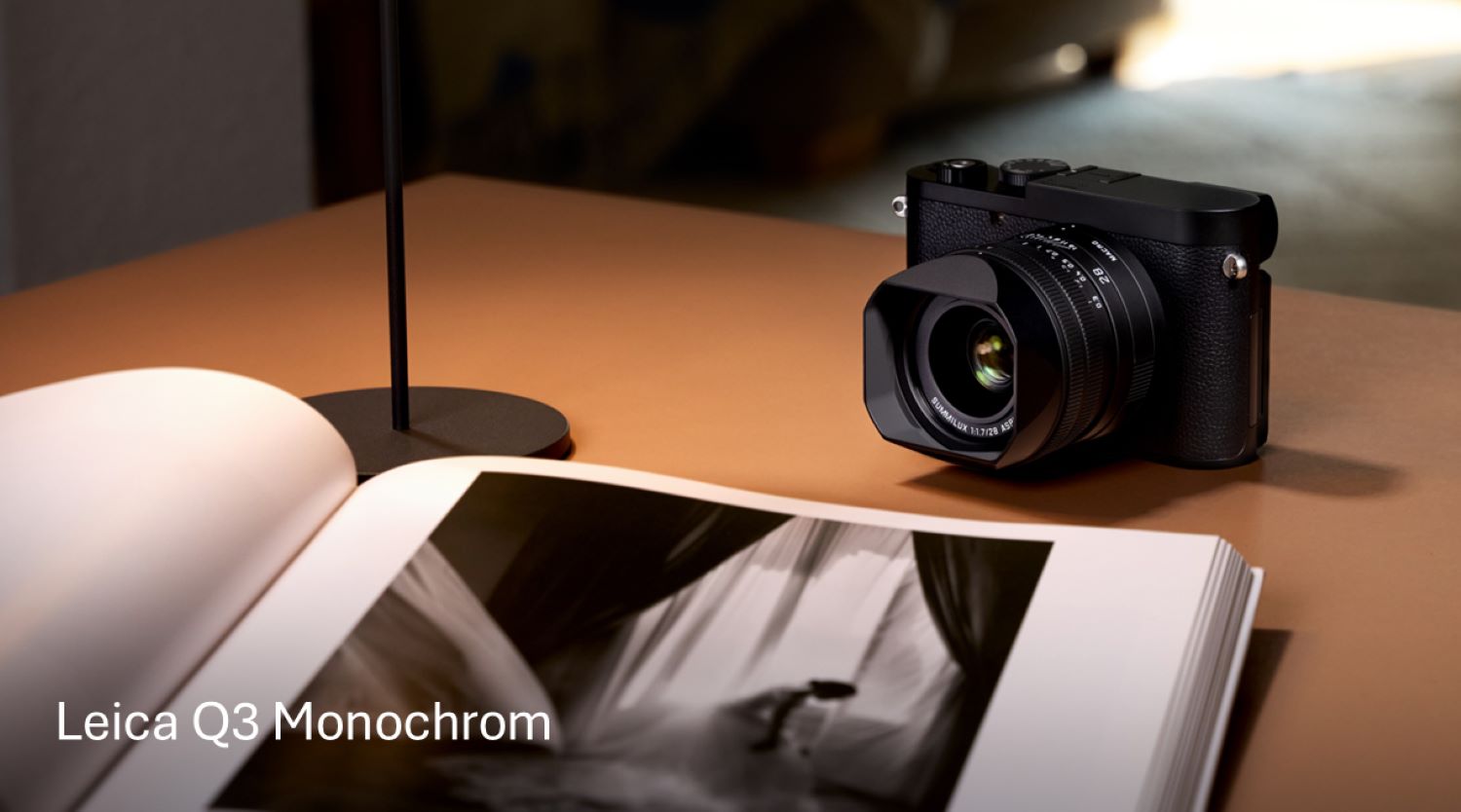 Pr&aelig;sntationsbillede af Leica M EV1 som fotograf st&aring;r med i h&aring;nden