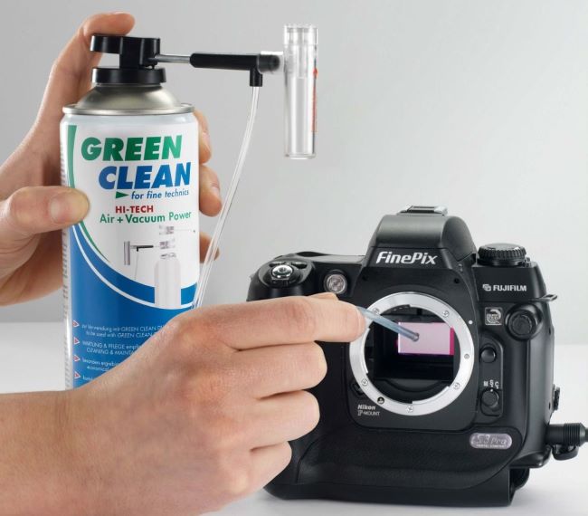 n&aelig;rbillede af person der er i f&aelig;rd med at rense spejlet i et DSLR kamere ved hj&aelig;lp af et Green Clean V-3000 trykluft st&oslash;vsuger