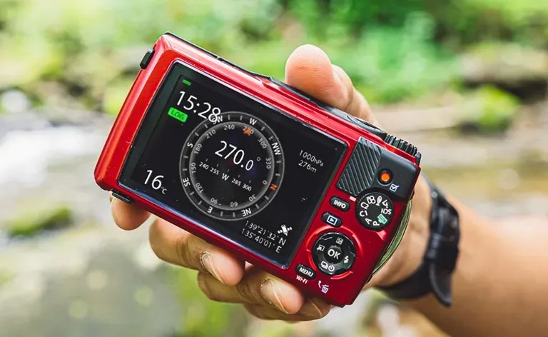 Billede af TG-7 sk&aelig;rmen bag p&aring; kameraet der viser kompasfunktionen