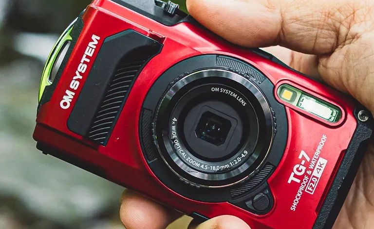 Billede af h&aring;nd der holder et OM TG-7