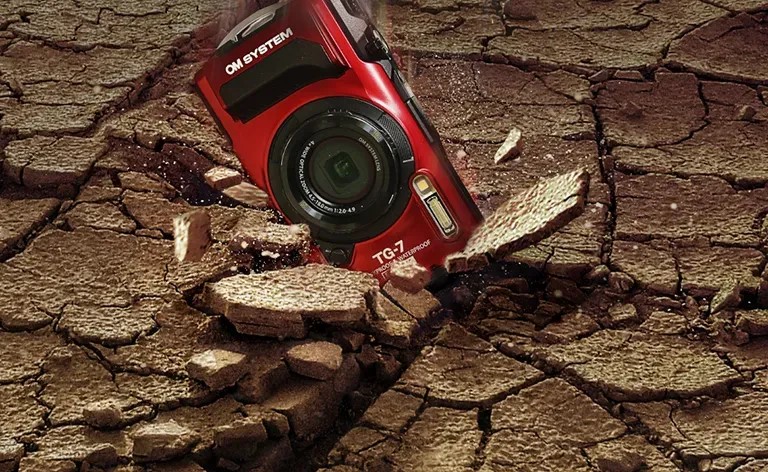 Billede af OM TG7 der lander p&aring; jorden - illustrere at kameraet er st&oslash;dsikker ved fald fra op til 2,1 meter